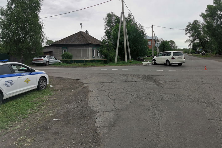 В частном секторе Абакана столкнулись автомобили 