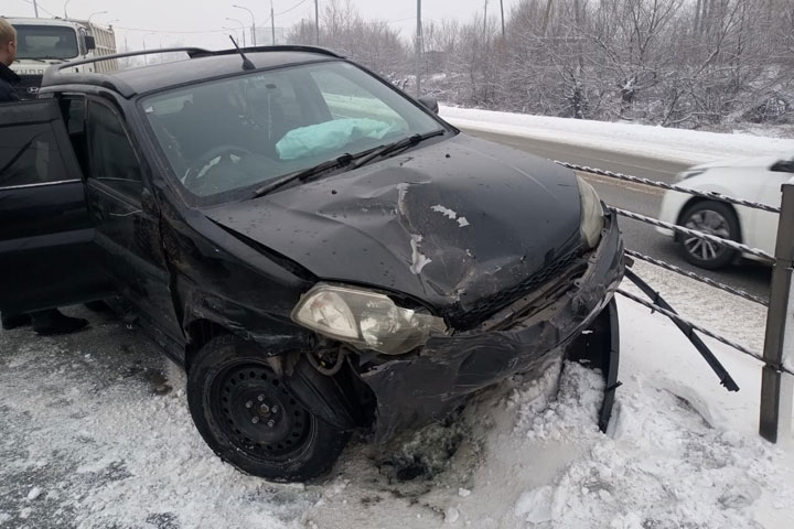 На трассе Абакан - Ак-Довурак Toyota Corolla Fielder врезалась в дерево 