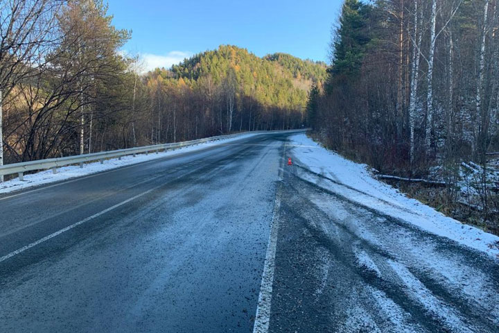 На перевале близ Абазы иномарку занесло на скользкой дороге 