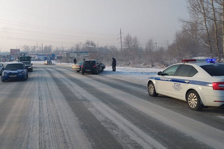 В Абакане по Торосова водитель Toyota Carina устроил двойное столкновение 