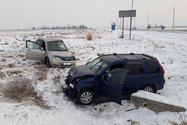 На трассе Абакан - Ак-Довурак столкнулись Toyota Corolla и Honda CR-V, пострадал ребенок 