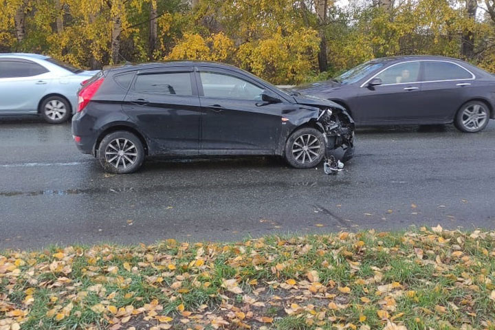 Пробку между Черногорском и Абаканом спровоцировало ДТП: Hyundai Solaris вылетел на встречку