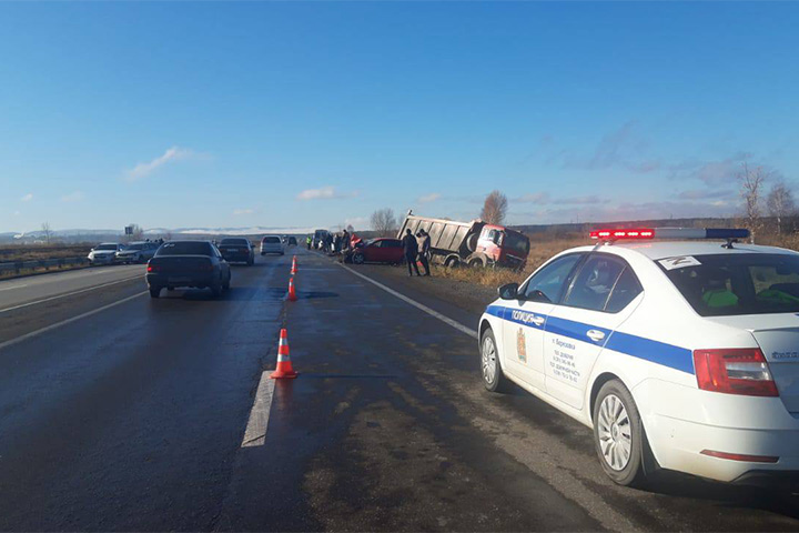 Под Красноярском в гололед и туман столкнулись 10 машин. Видео кошмарного ДТП