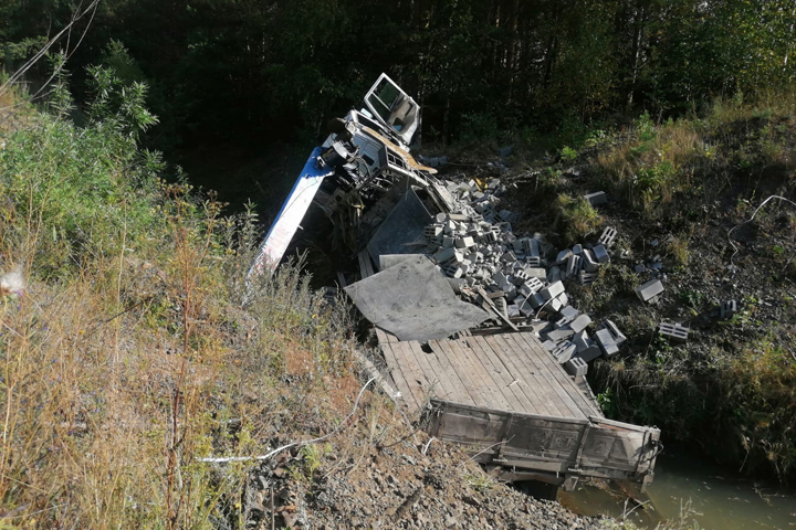 В Хакасии у большегруза отказали тормоза, водителя пришлось пришлось вырезать из кабины