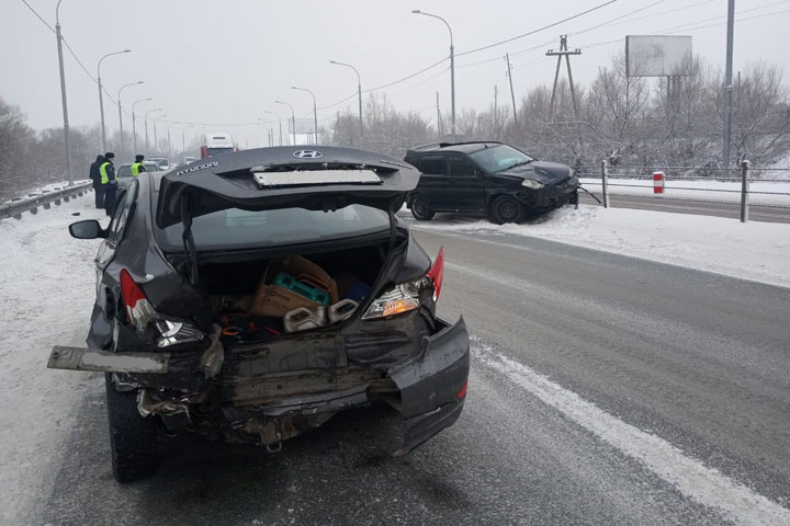 На трассе Абакан - Ак-Довурак Toyota Corolla Fielder врезалась в дерево 