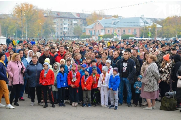 «Дайте автомат да патронов побольше!». Военкоматы захлебнулись от волны добровольцев