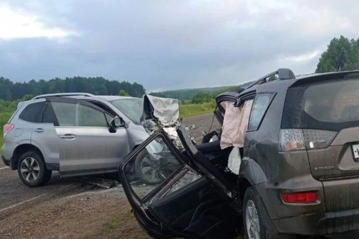 Водители Subaru и Mitsubishi погибли после лобового столкновения на трассе