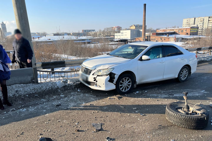 Аварию на виадуке в Абакане спровоцировал водитель Toyota Fielder