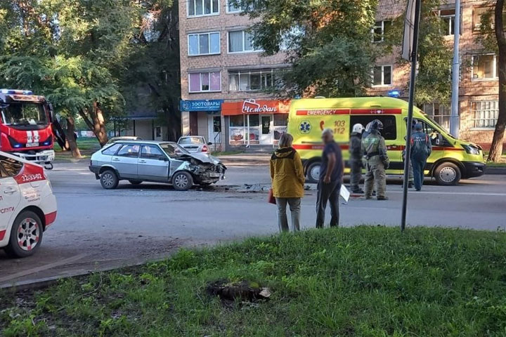 По Чертыгашева в Абакане произошло столкновение, водитель ВАЗ получил травмы