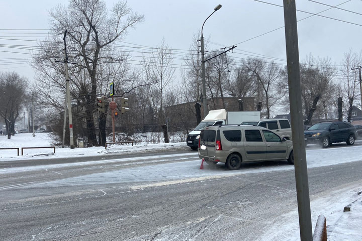 В Абакане сбили ребенка, перебегавшего пешеходник на красный 