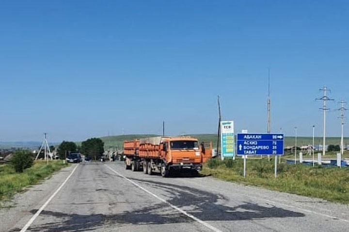 В Бейском районе водитель легковушки не уступил большегрузу, погибла пассажирка