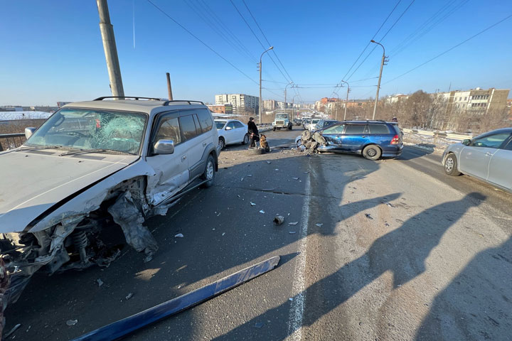 Аварию на виадуке в Абакане спровоцировал водитель Toyota Fielder