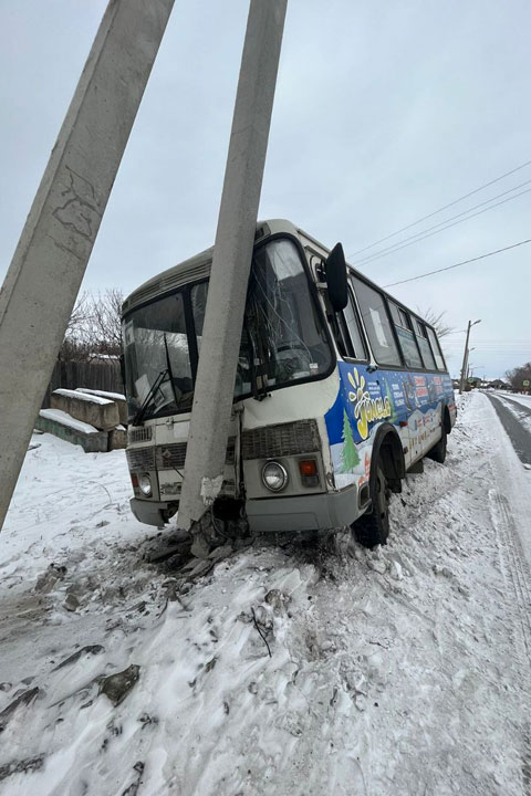 В Абакане маршрутка врезалась в столб, есть пострадавшие 