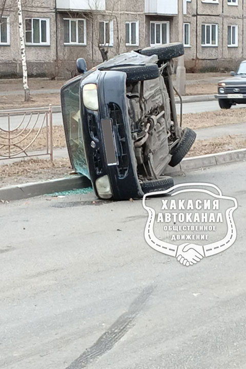 ДТП в Черногорске по Советской: от удара автомобиль опрокинулся на бок