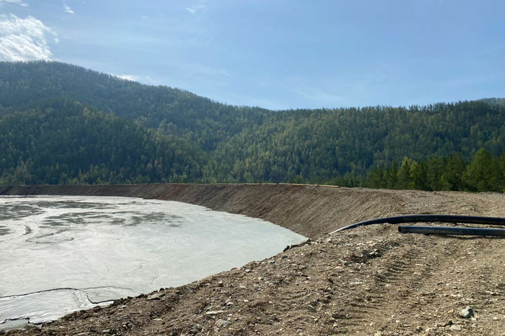 В Орджоникидзевском районе засняли, как грязная вода из дамбы попадает в реку 