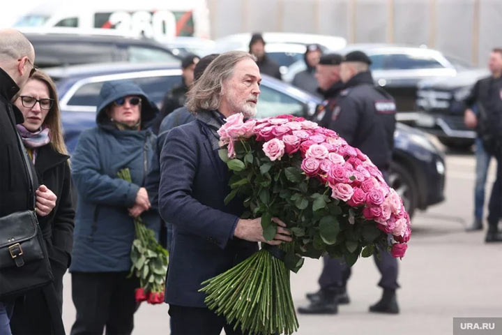 На похороны Юдашкина приехали десятки звезд эстрады и политики. Фоторепортаж