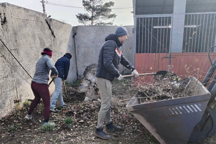 В конноспортивной школе Хакасии прошел субботник 