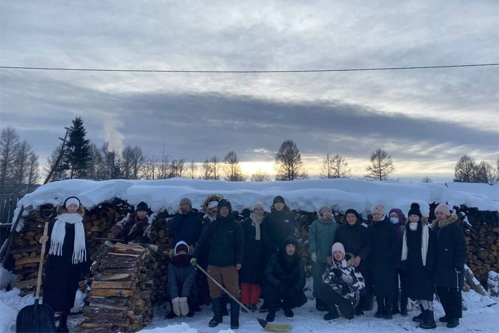 «Культ труда» в действии: школьники пришли на помощь супружеской паре