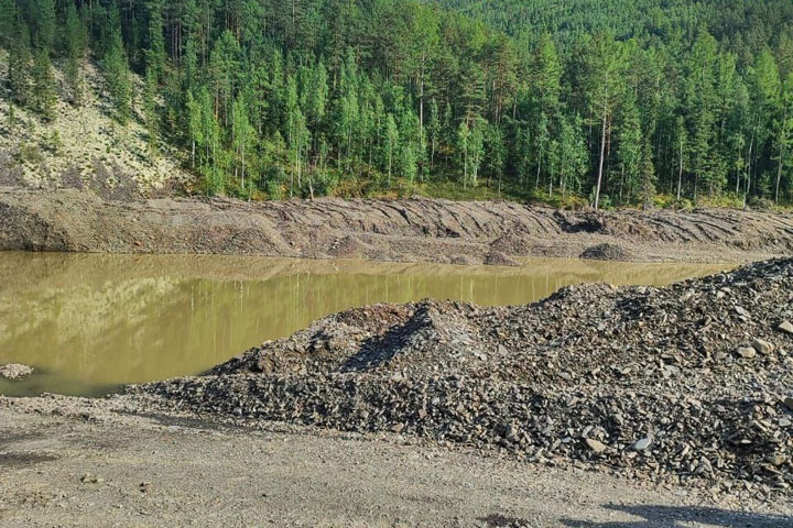 В отвал с водой рухнул бульдозер с машинистом внутри