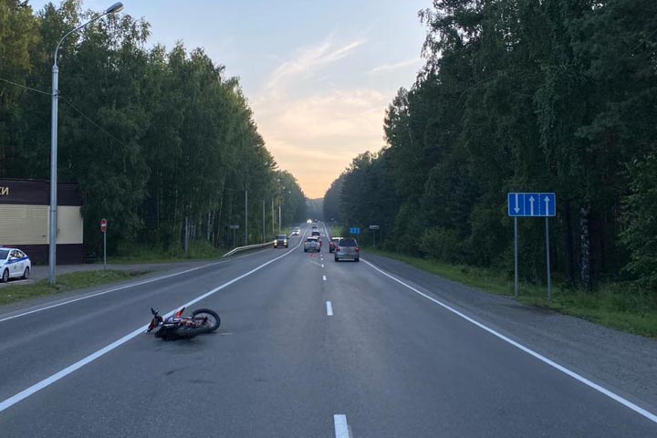 Подросток на мотоцикле друга врезался в иномарку на трассе