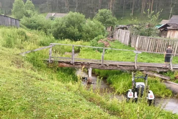 В Хакасии водитель трактора улетел в реку