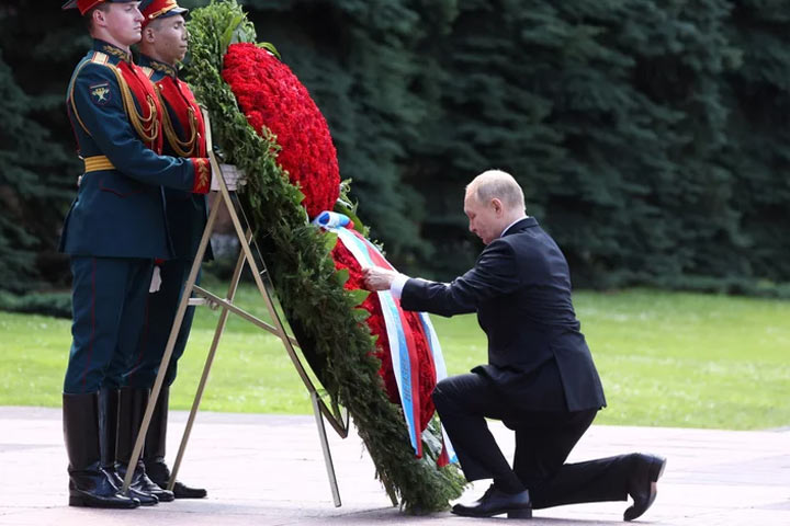 Путин возложил венок к Могиле Неизвестного Солдата. Фото, видео