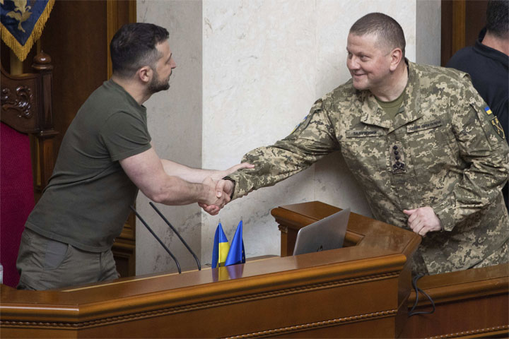 Побег Валерия Залужного? Нет, ещё тоньше: стало ясно, от чего всех отвлекали