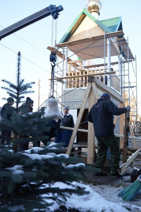 Для колокольни Храма иконы Божией Матери в Белом Яре доставили колокола