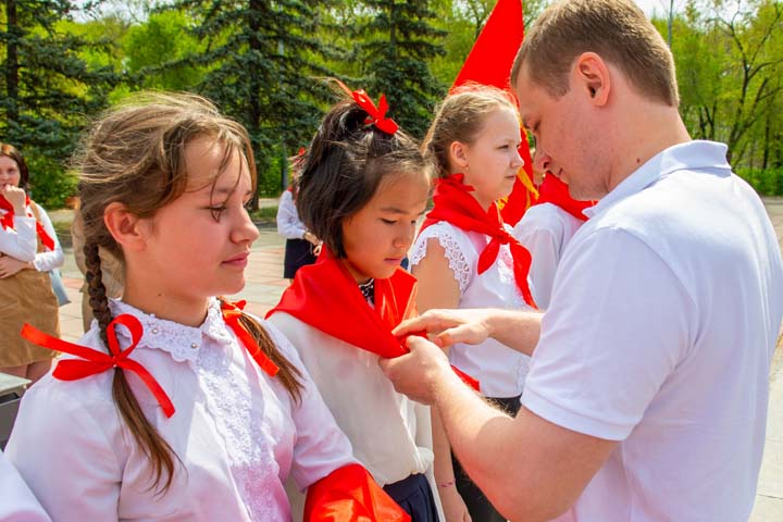 Школьников из Хакасии приняли в пионеры на Первомайской площади