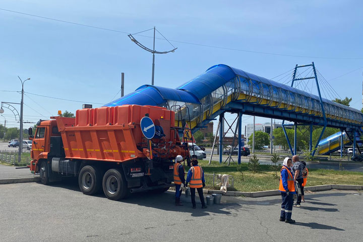 В Абакане идет традиционная весенняя уборка надземного перехода