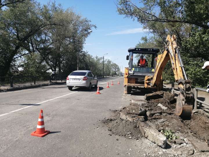 На виадуке по Тараса Шевченко начался демонтаж бордюрного камня