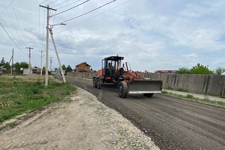 В Красном Абакане началось ремонтное профилирование гравийных дорог