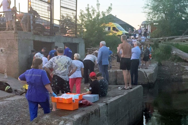 Девочку затянуло в водопропускной шлюз протоки Енисея