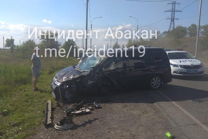 Серьезное ДТП в столице Хакасии: покореженные автомобили раскидало далеко друг от друга