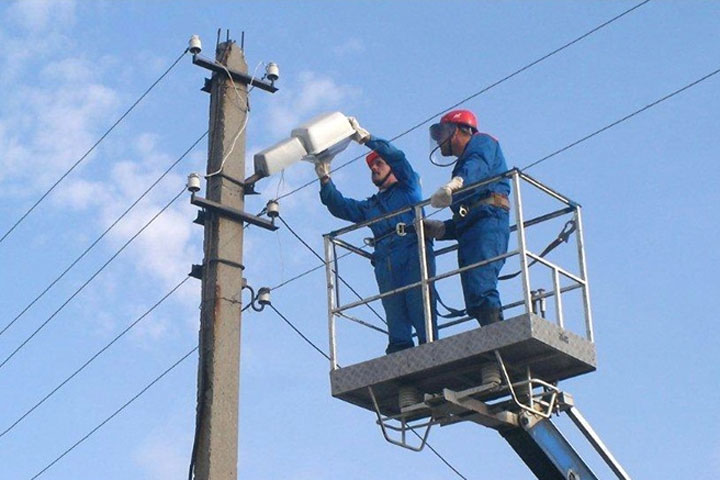 На улицах Черногорска продолжает светлеть 