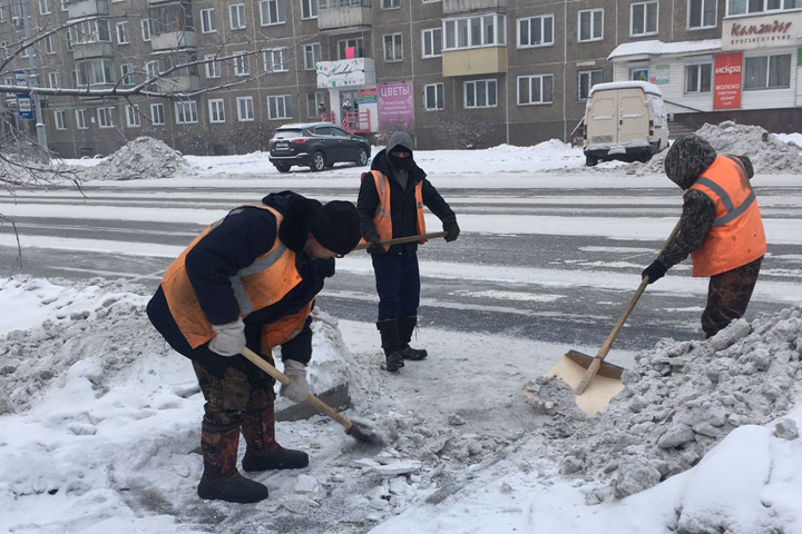 В Абакане водителей спецтехники и уборщиков зовут на работу