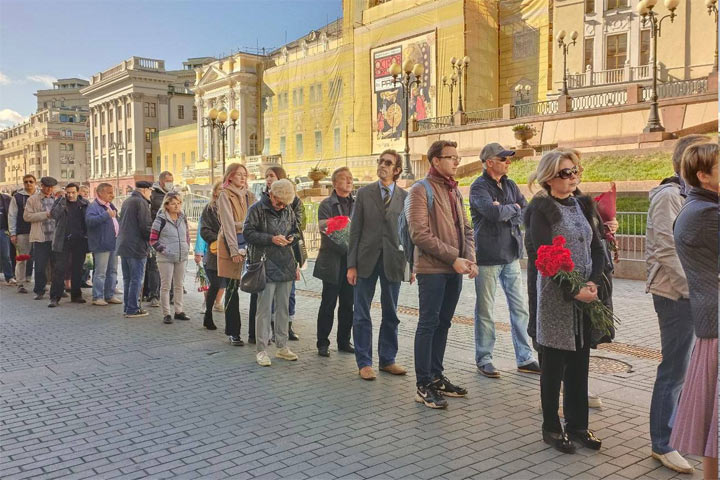 В Москве образовалась очередь из желающих проститься с Горбачевым