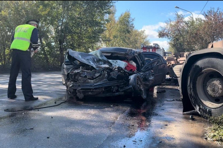 В страшном ДТП с «Волгой» и грузовиком погибли двое и пострадал ребенок. Видео