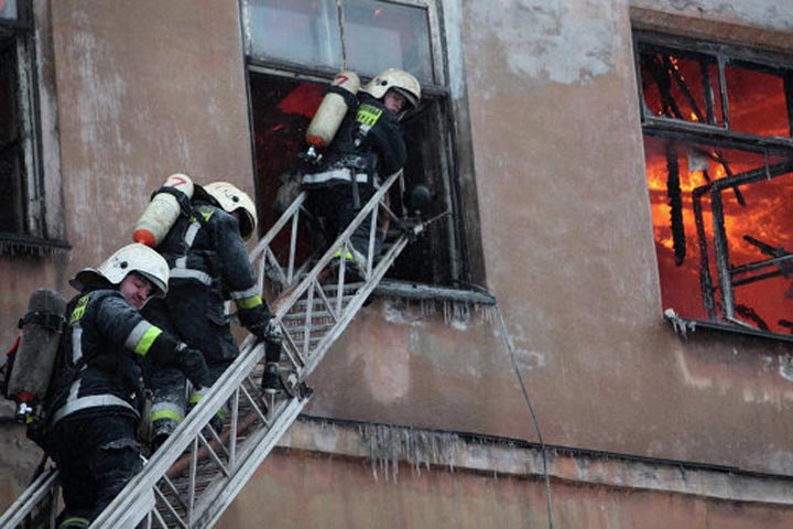 В Черногорске целый час тушили многоквартирный жилой дом