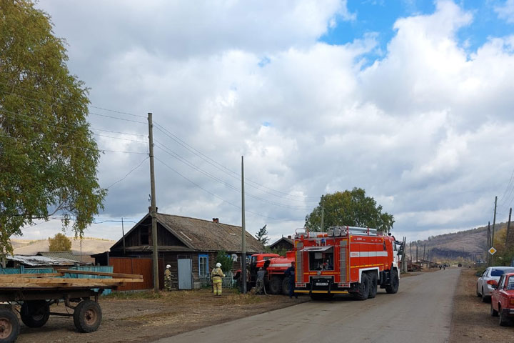 В Устинкино прохожий вывел старушку из горящего дома 