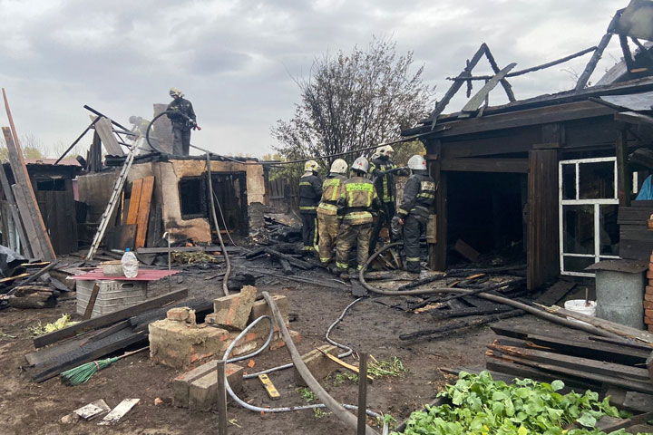 В Новоенисейке загорелся дом из-за плойки для волос 