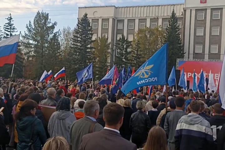 Жители Хакасии собрались на митинг в поддержку референдумов