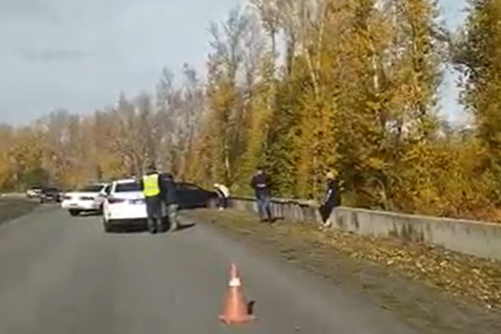 В Абакане на дамбе вновь столкнулись автомобили - ВИДЕО 