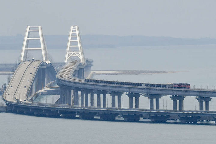 В соцсети оценили выстроившиеся в небе квадрокоптеры над Крымским мостом. Видео