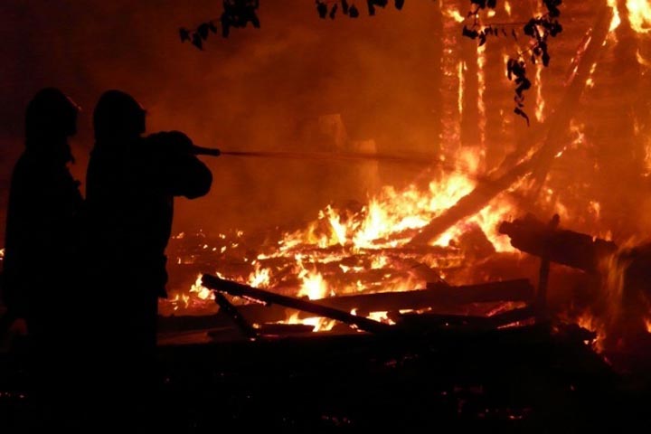 В Хакасии не утихают пожары: горят жилые дома и пристройки