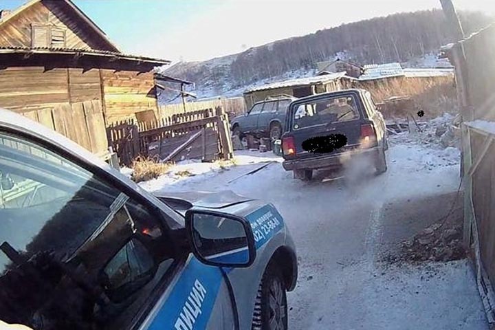 Нетрезвая автоледи пыталась скрыться от полицейских во дворе частного дома