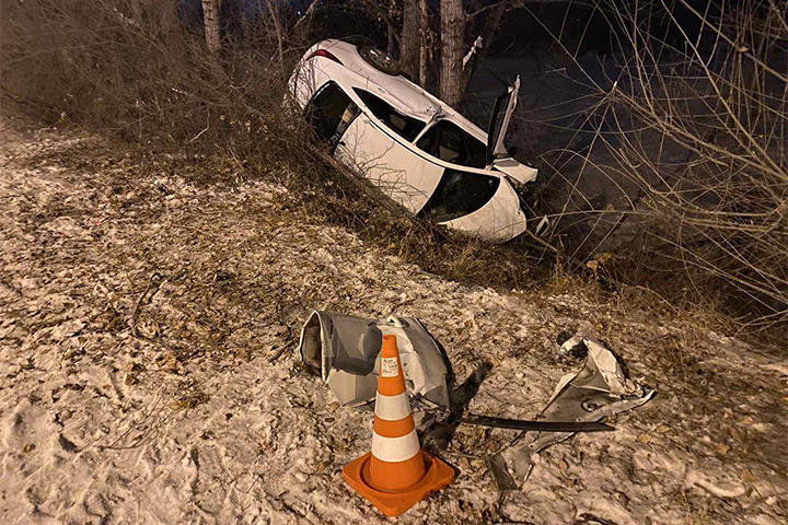 Ночное ДТП в Абакане: иномарка снесла ограждение и врезалась в дерево