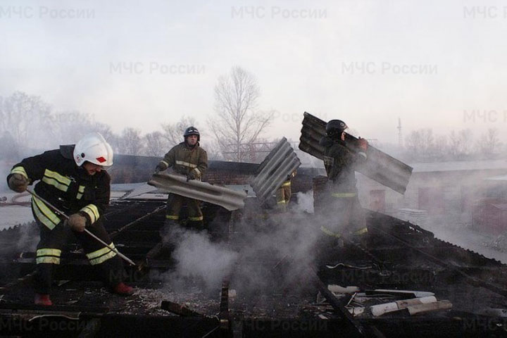 В Боградском районе тушили горящий забор 