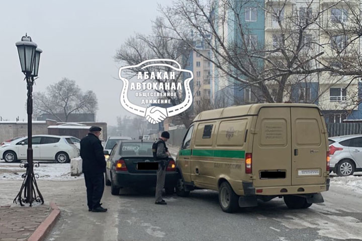 Инкассаторы Нацбанка попали в ДТП в Абакане 