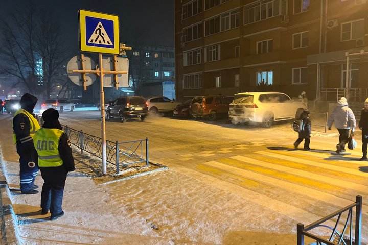 В Абакане сотрудники ГИБДД следили, как школьники переходят дорогу